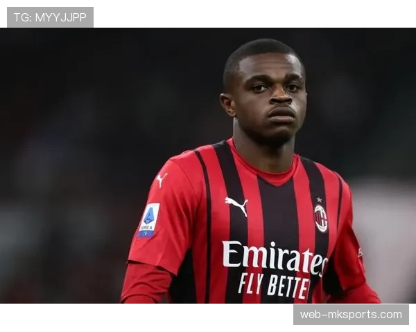 官方：AC米兰与22岁后卫卡卢卢完成续约，新合同至2030年