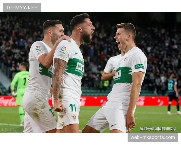 格拉纳达后卫两黄变一红离场,球队少打一人 格拉纳达后卫两黄变一红离场,球队少打一人